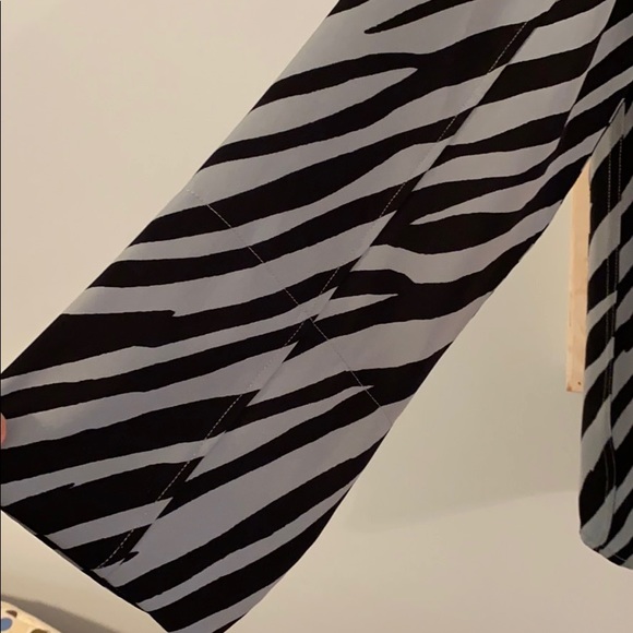 en Thread Large Zebra Print Blouse - Picture 7 of 7